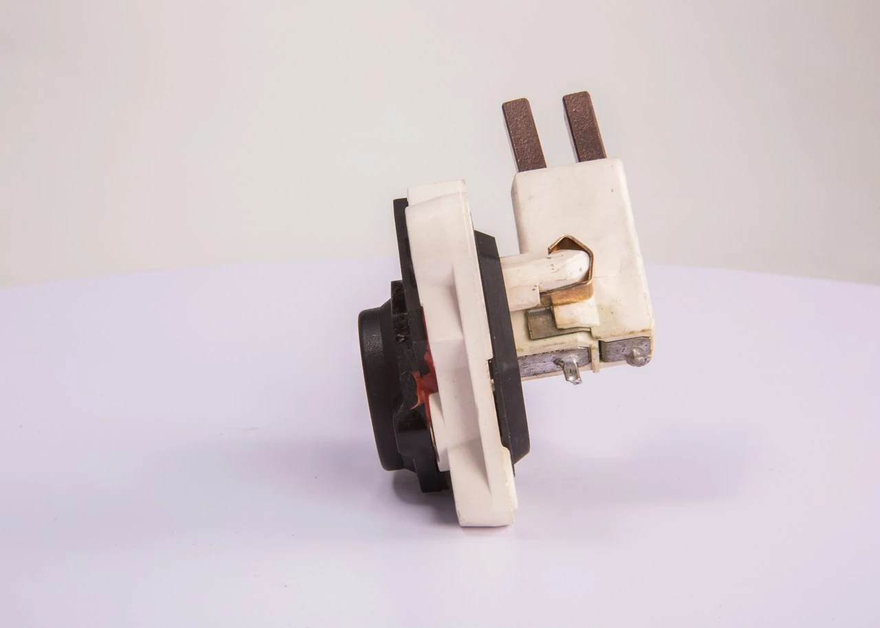 Comprar 1197311316 Bosch Regulador del alternador