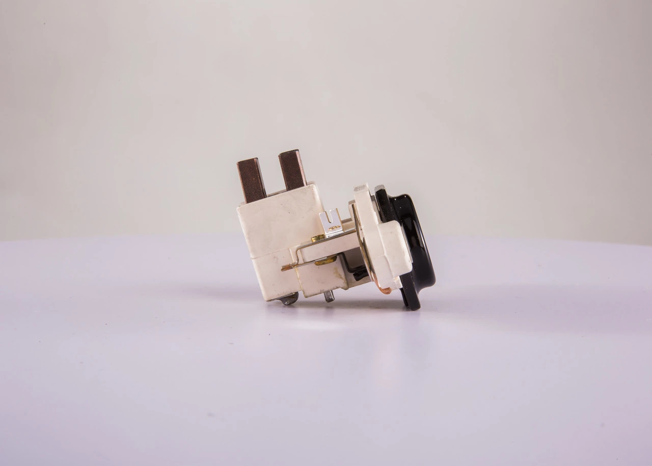 Comprar 1197311090 Bosch Regulador del alternador