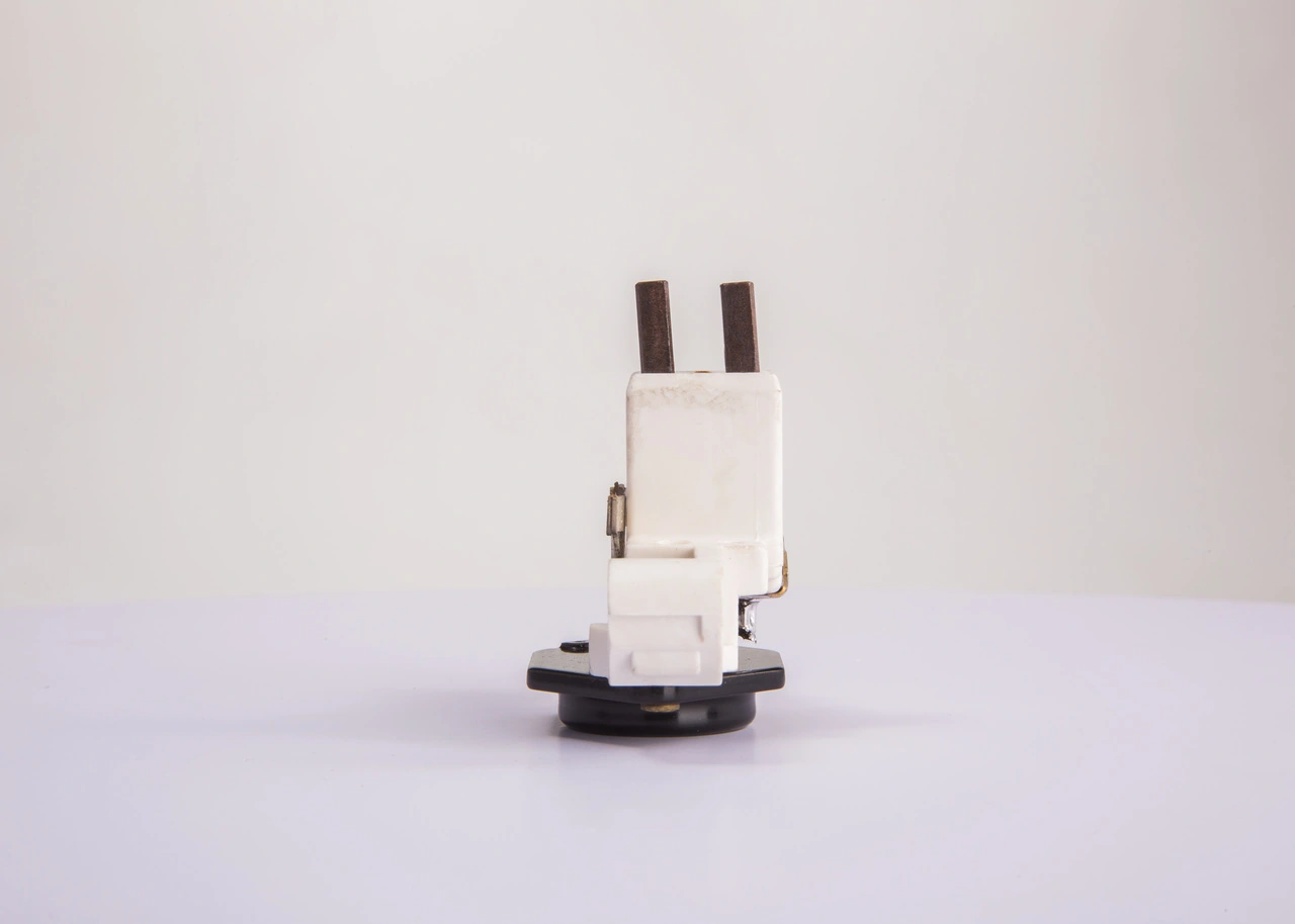 Comprar 1197311235 Bosch Regulador del alternador