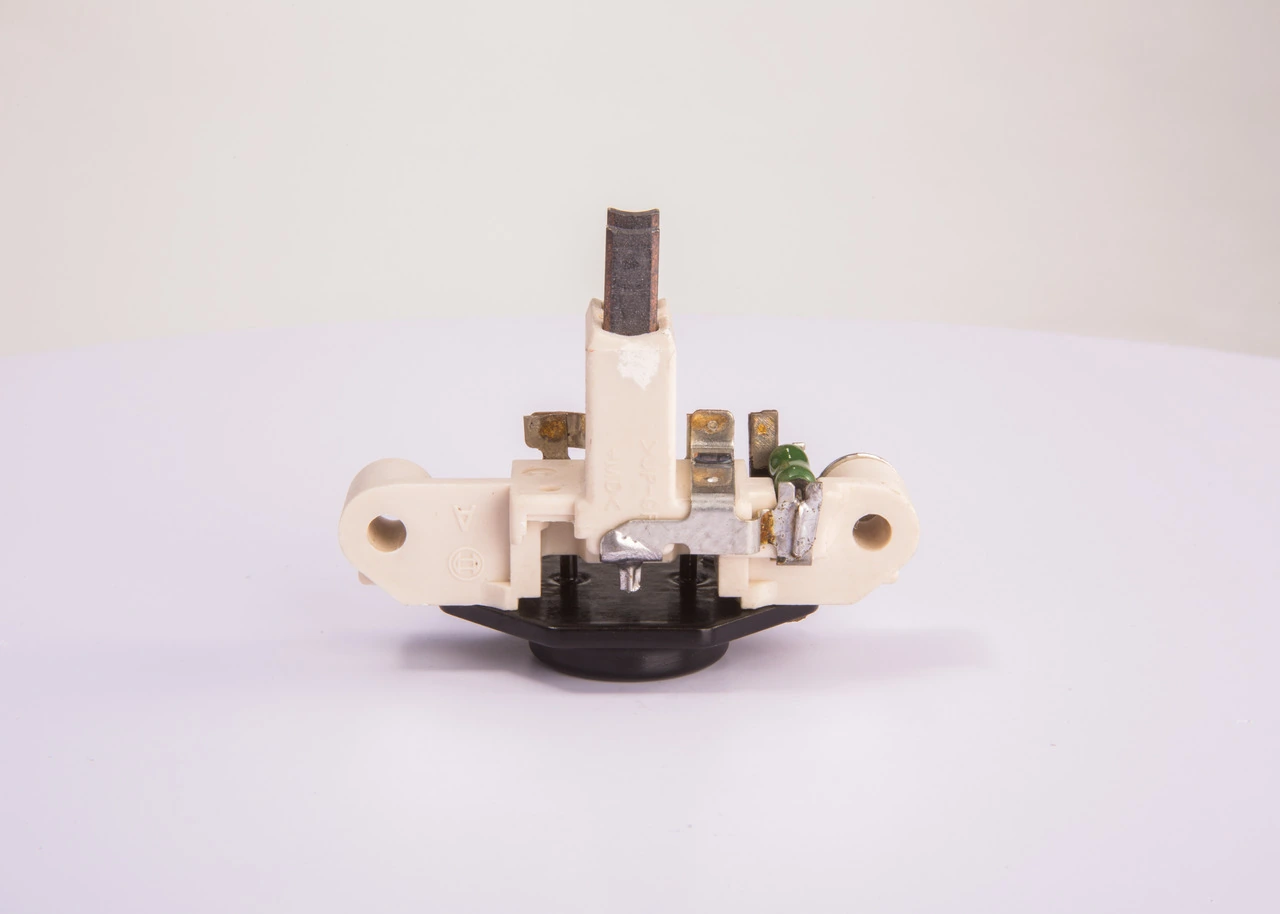 Comprar 1197311213 Bosch Regulador del alternador