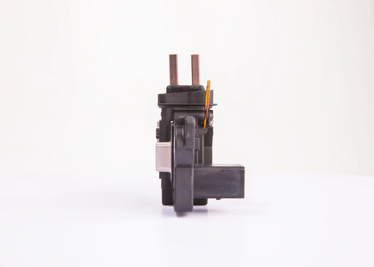 Comprar F00M144147 Bosch Regulador del alternador