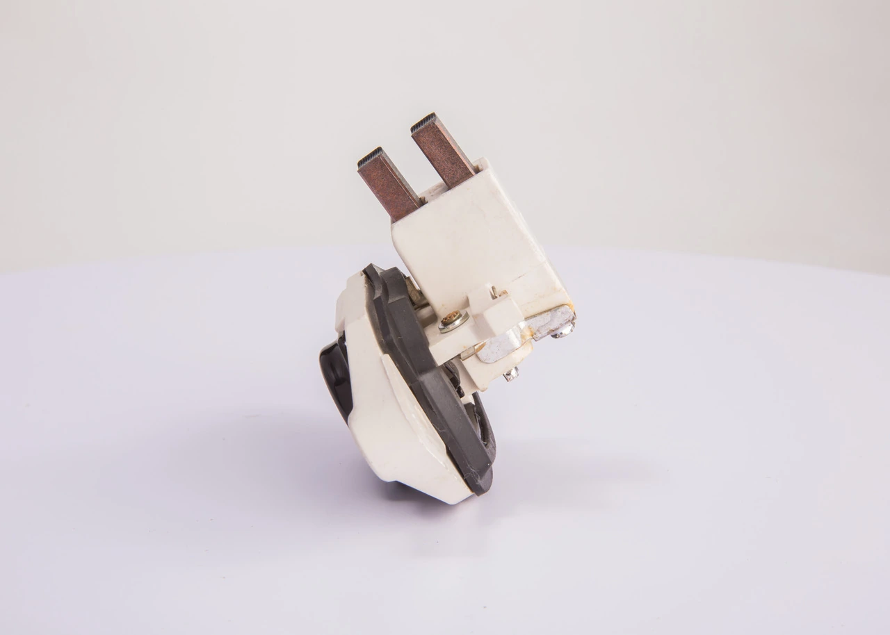 Comprar 1197311034 Bosch Regulador del alternador