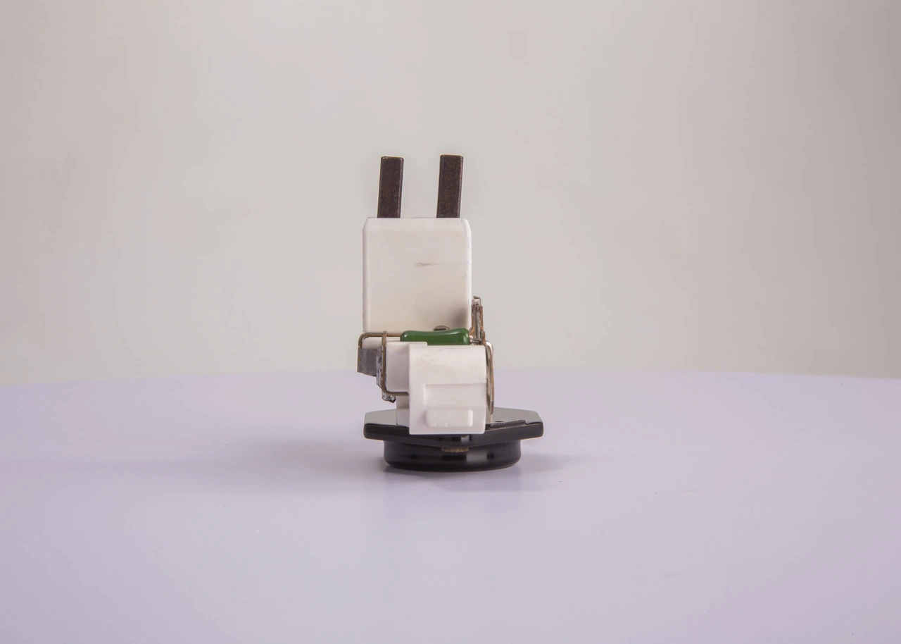 Comprar 1197311242 Bosch Regulador del alternador