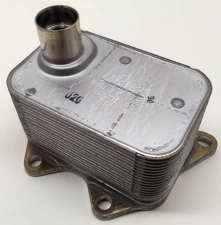 Radiador de aceite debajo del filtro 06J117021P VAG
