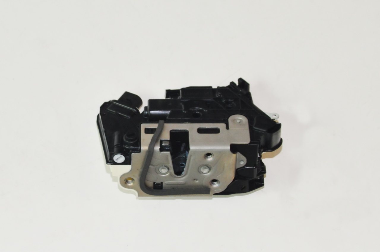 Cerradura de puerta trasera izquierda 5N0839015R VAG