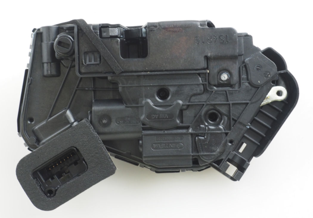 Cerradura de la puerta trasera derecha VAG 5NA839016E precio, desde 71,15 EUR