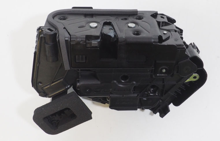 Cerradura de puerta delantera derecha 5TB837016C VAG