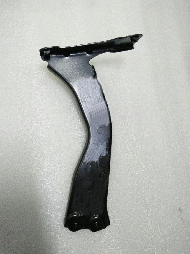 83A821131 VAG Soporte delantero izquierdo para aleta delantera