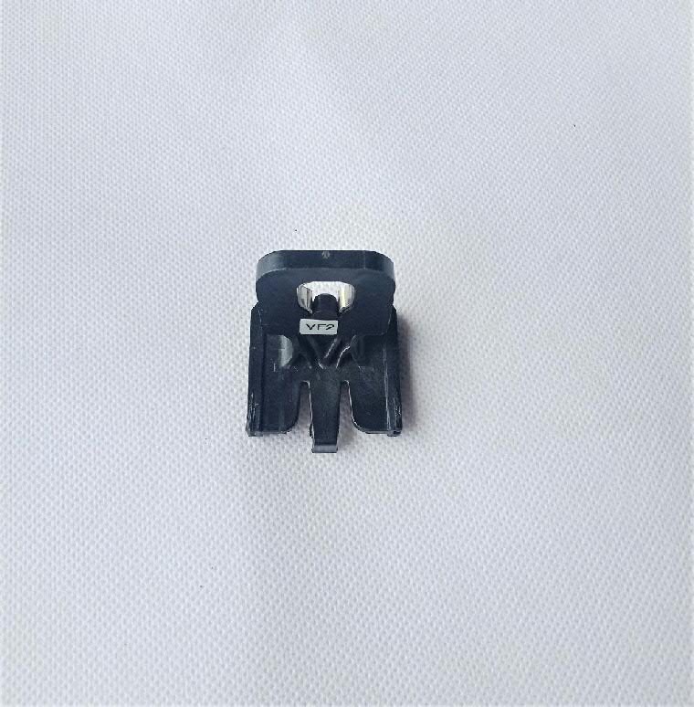 Soporte de fijación del faro delantero derecho VAG 8V0941453A precio, desde 14,66 EUR