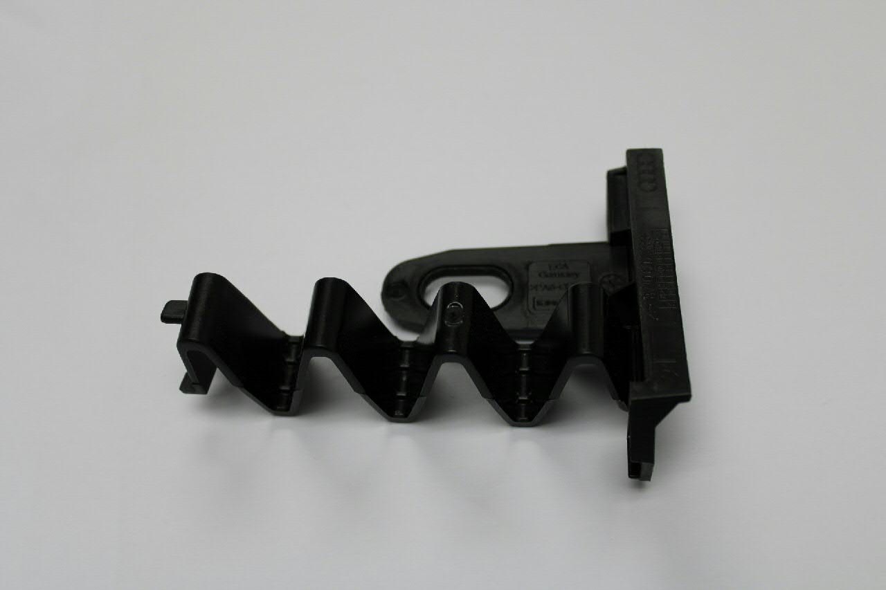 Soporte de parachoques delantero izquierdo VAG 8W0807333 precio, desde 11,96 EUR